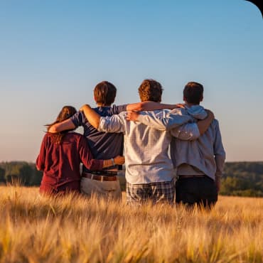 Familia abracada em um campo