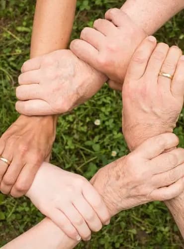Pessoas se segurando formando uma estrela